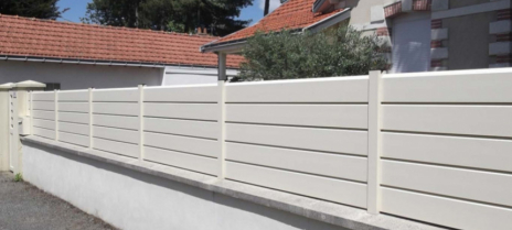 Poser une clôture aluminium sur muret